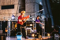 放水する綾小路翔（左）と西園寺瞳（右）。（撮影：青木カズロー）