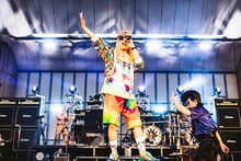 熱唱する“DJ HAMA-KOO”こと白鳥雪之丞。（撮影：青木カズロー）