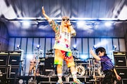 熱唱する“DJ HAMA-KOO”こと白鳥雪之丞。(撮影:青木カズロー)