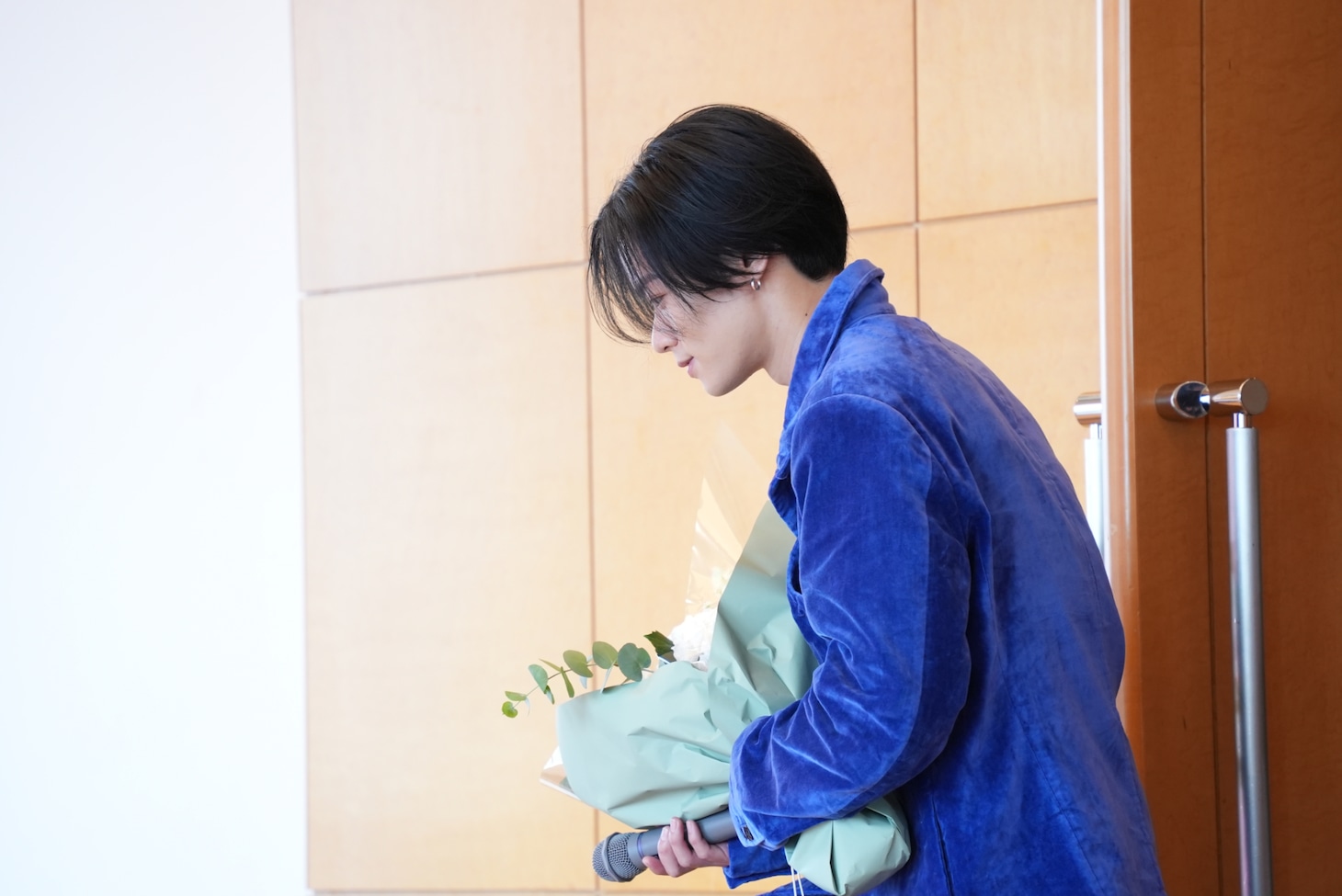 お祝いの花束を手に入場する川村壱馬。