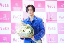 花束を手にうれしそうな川村壱馬。