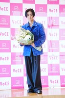 花束を抱えた川村壱馬。