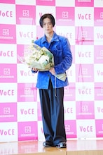 花束を抱えた川村壱馬。