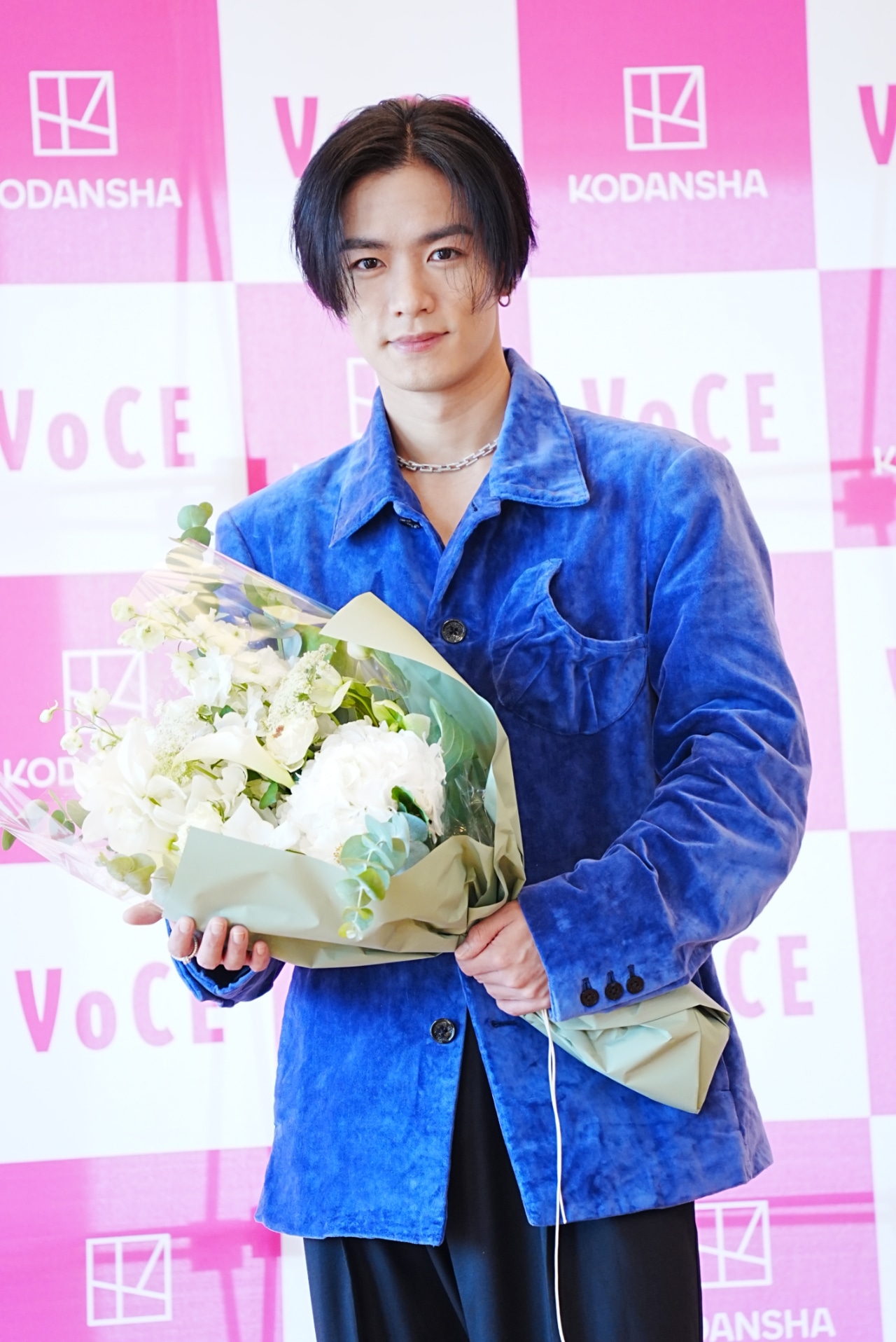 花束を手にうれしそうな川村壱馬。