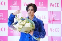 美しい所作で花束のフィルムを直す川村壱馬。