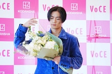 美しい所作で花束のフィルムを直す川村壱馬。