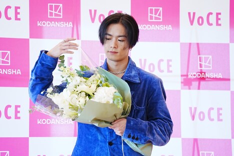 美しい所作で花束のフィルムを直す川村壱馬。