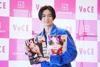 自身が表紙を務める「VOCE」10月号増刊とSpecial増刊を持ってフォトセッションに応じる川村壱馬。