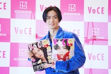 自身が表紙を務める「VOCE」10月号増刊とSpecial増刊を持ってフォトセッションに応じる川村壱馬。