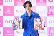 自身が表紙を務める「VOCE」10月号増刊とSpecial増刊を持ってフォトセッションに応じる川村壱馬。