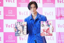 自身が表紙を務める「VOCE」10月号増刊とSpecial増刊を持ってフォトセッションに応じる川村壱馬。