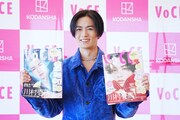 自身が表紙を務める「VOCE」10月号増刊とSpecial増刊を持ってフォトセッションに応じる川村壱馬。
