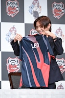 ”LEO”のネームが入ったCrazy Raccoonのユニフォームを手に「いいっすね！」と喜ぶ山田涼介。
