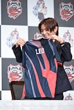 ”LEO”のネームが入ったCrazy Raccoonのユニフォームを手に「いいっすね!」と喜ぶ山田涼介。