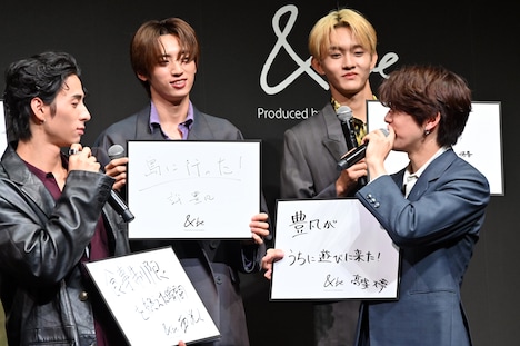 許豊凡の来訪時の様子をうれしそうに振り返る高塚大夢（左端）。