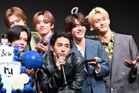 “ペプチドケーキ”と記念写真を撮影するINIメンバー。