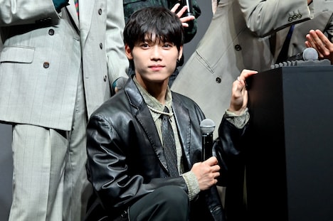 メンバー総立ちの中、1人ちょこんとしゃがむ木村柾哉。