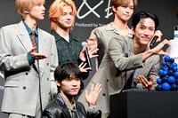 “ペプチドケーキ”と記念写真を撮影するINIメンバー。