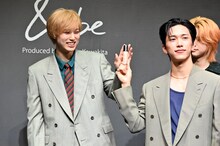 フォトセッションのセット中にじゃれる尾崎匠海（左）と池崎理人（右）。