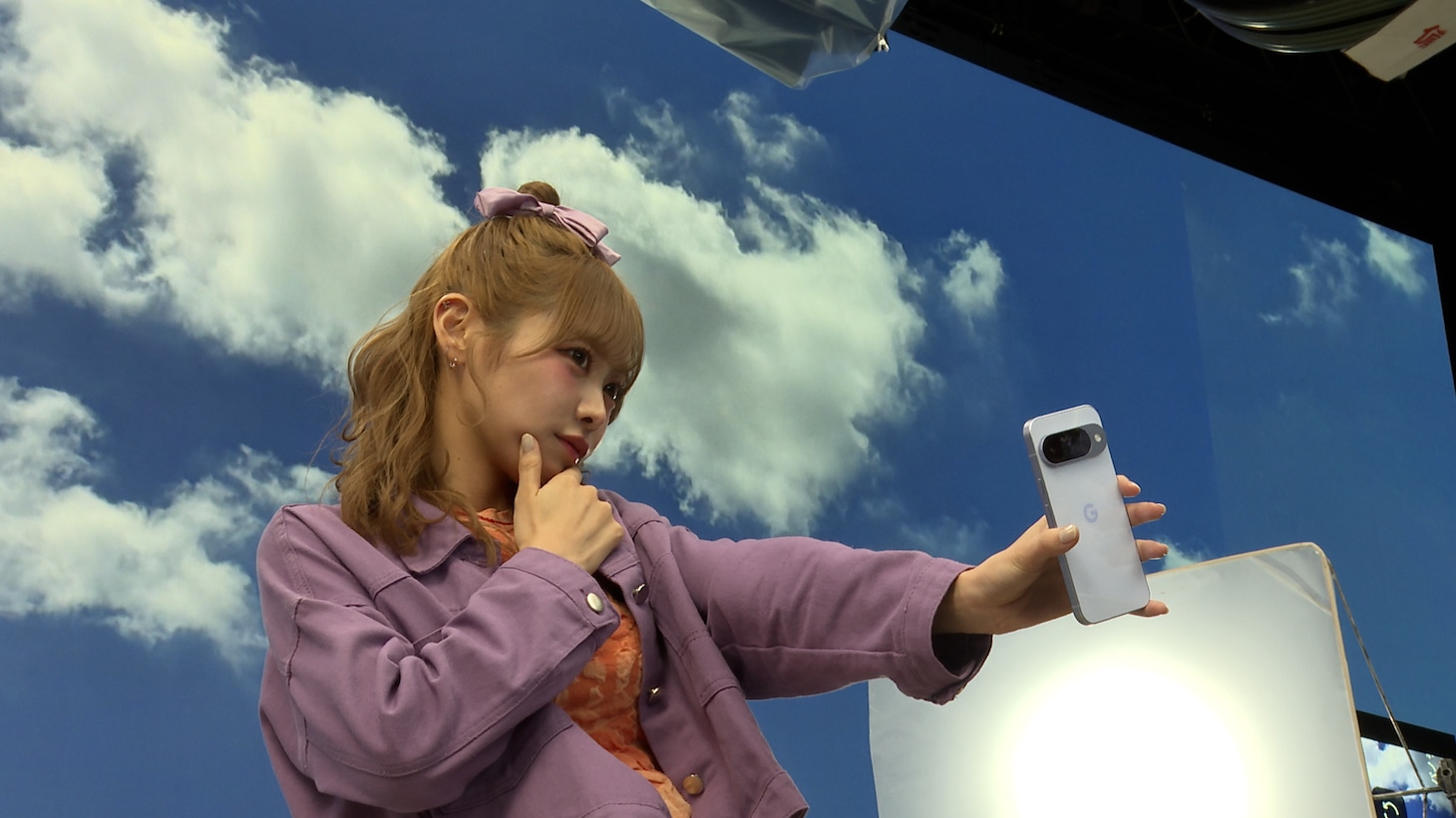 FRUITS ZIPPERが出演するau「Google Pixel 10」新CMのメインキングより。