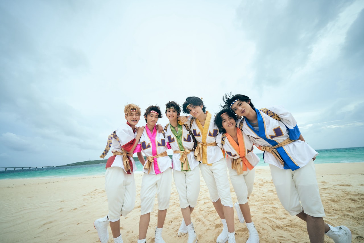 曇り空の下笑顔を浮かべるLienel。