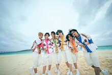 曇り空の下笑顔を浮かべるLienel。