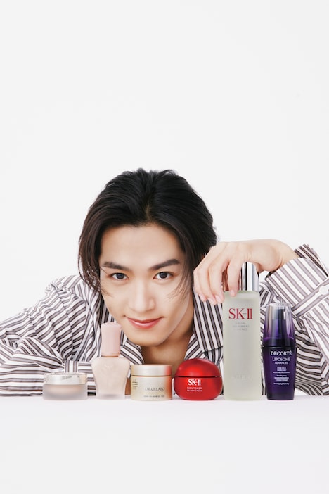 愛用コスメを紹介する川村壱馬。©VOCE