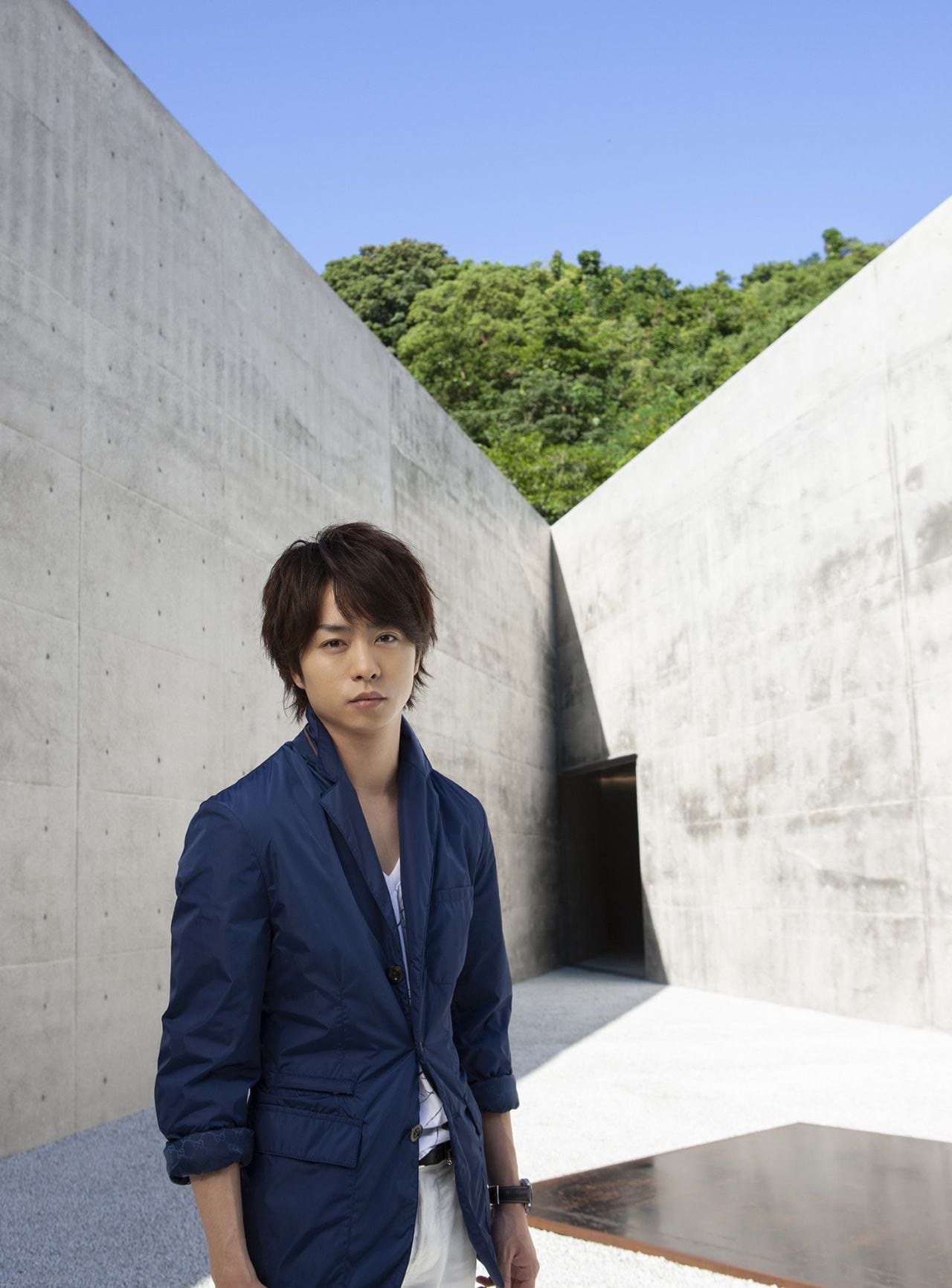 ( 2枚 300円 )櫻井翔 公式フォト 櫻井翔の建築を巡る旅 2015年8月号より、坂 茂さん設計〈大分