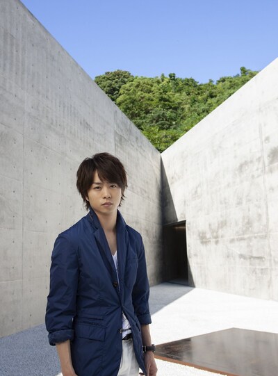 「Casa BRUTUS」2010年9月号、櫻井翔の誌面初登場時のアザーカット。（撮影：筒井義昭）Ⓒマガジンハウス