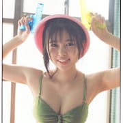 水着姿の頓知気さきな、水鉄砲を両手に無邪気なポーズ