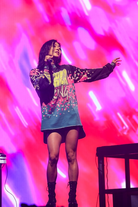 フローティング・ポインツのステージに登場した宇多田ヒカル。（撮影：岸田哲平）