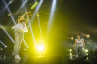 バットでサインボールを飛ばす鈴木萌花（左）。（Photo by Masato Yokoyama）