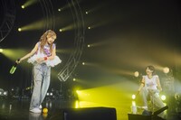 バットでサインボールを飛ばす鈴木萌花（左）。（Photo by Masato Yokoyama）