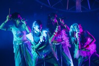 GODIVAのショコリキサーを持って横移動するAMEFURASSHI。（Photo by Masato Yokoyama）