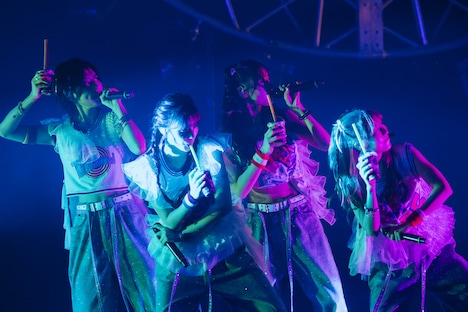 GODIVAのショコリキサーを持って横移動するAMEFURASSHI。（Photo by Masato Yokoyama）