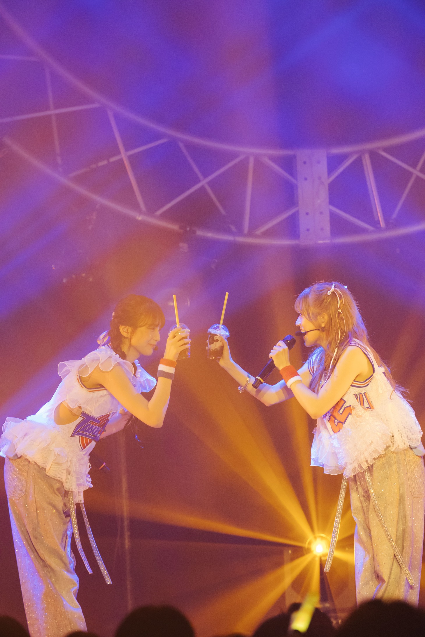 GODIVAのショコリキサーを持ってパフォーマンスする愛来と鈴木萌花。（Photo by Masato Yokoyama）