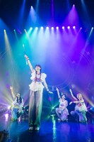 華麗なバトン捌きを披露する愛来（手前）。（Photo by Masato Yokoyama）