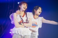 愛来と小島はな。（Photo by Masato Yokoyama）