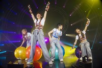 バランスボールをパフォーマンスに取り入れるAMEFURASSHI。（Photo by Masato Yokoyama）