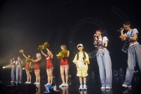 DJ RINOKAやチアリーディングのダンサーとトークするAMEFURASSHI。（Photo by Masato Yokoyama）