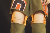 愛来の脚に書かれた「faith over fear」の文字。（Photo by Masato Yokoyama）