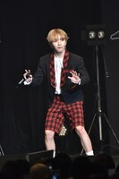 「Count To Love」のミュージックビデオのワンシーンを再現するWOONHAK。