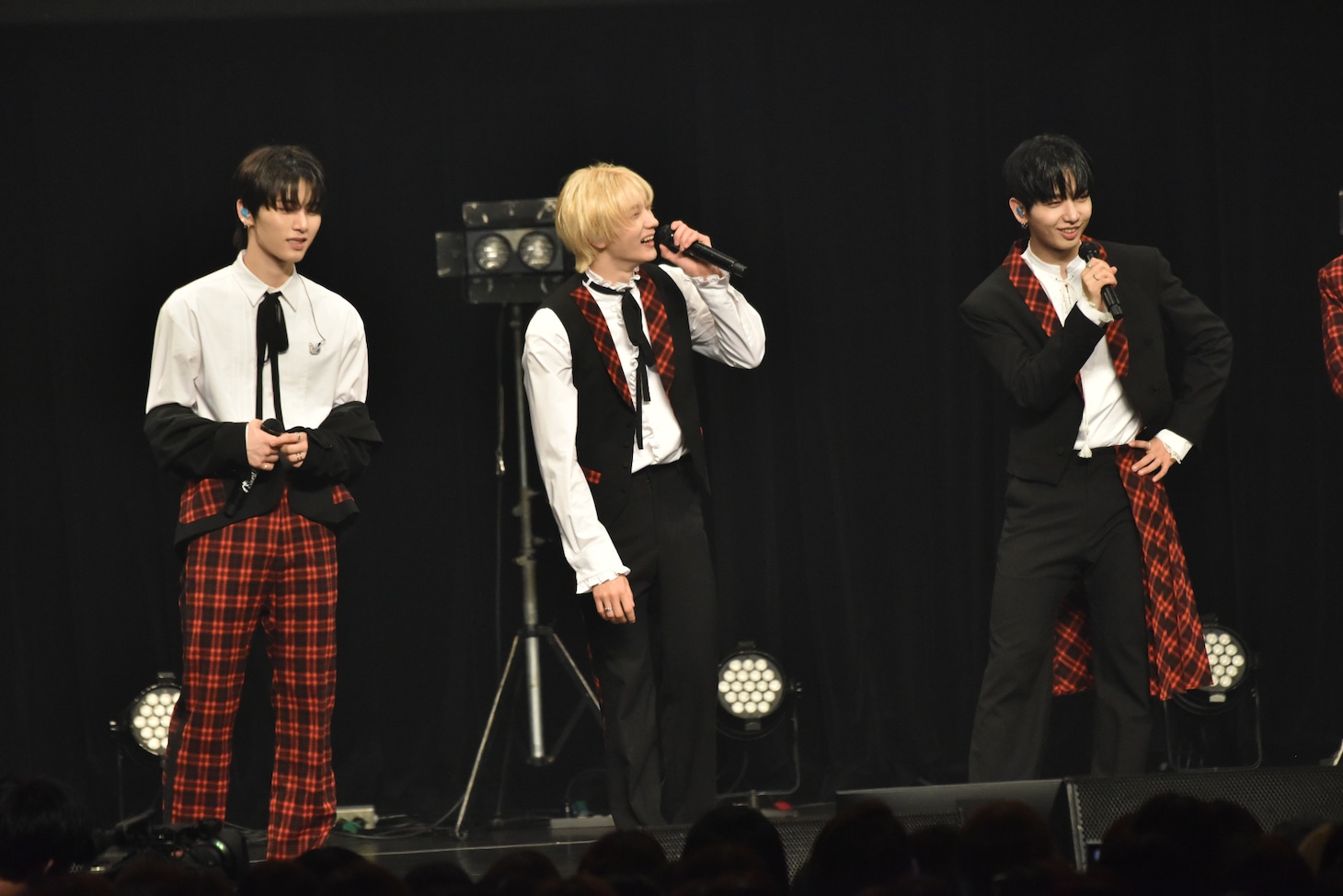 左からTAESAN、SUNGHO、JAEHYUN。