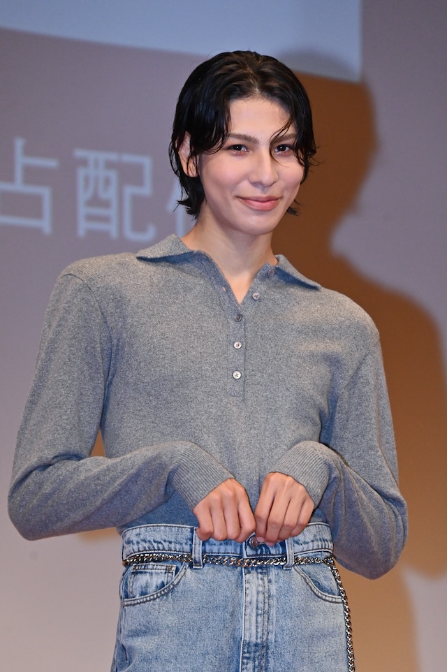 腰に手を当てるモデルらしいポーズをお願いし、その要望に応えてくれたラウール。