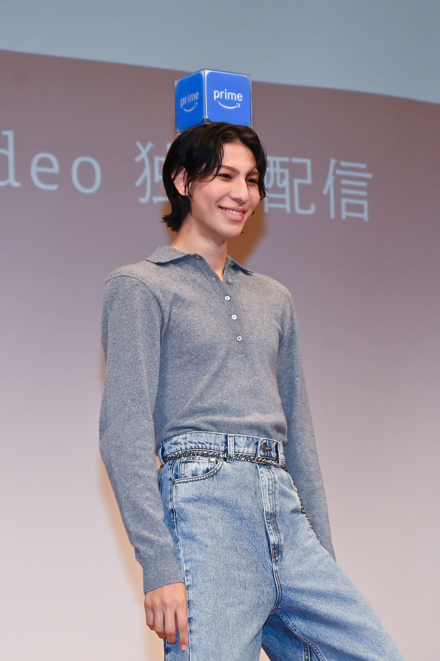 「帽子にもなる」とPrime Videoのオブジェを自ら頭に乗せるラウール。