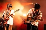 FRIDAY NIGHT SESSIONより、はっとり(マカロニえんぴつ)と岸田繁(くるり)。©RISING SUN ROCK FESTIVAL(撮影:藤川正典)