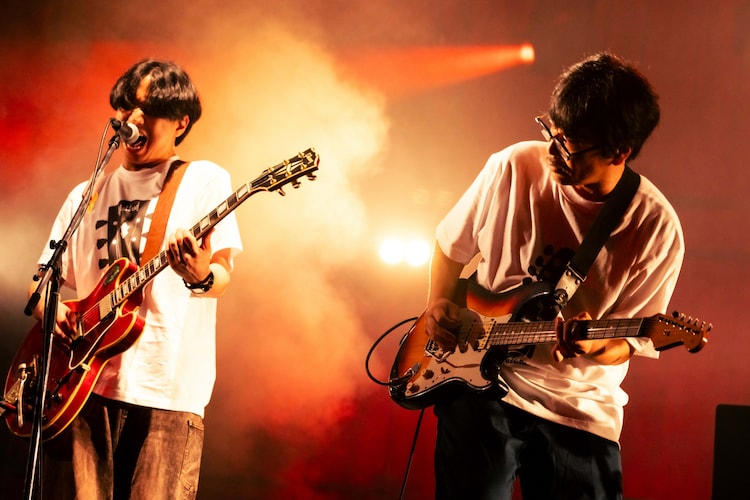 FRIDAY NIGHT SESSIONより、はっとり(マカロニえんぴつ)と岸田繁(くるり)。©RISING SUN ROCK ...