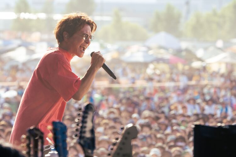 岡野昭仁(ポルノグラフィティ)©RISING SUN ROCK FESTIVAL(撮影:藤川正典)