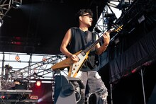 新藤晴一（ポルノグラフィティ）©RISING SUN ROCK FESTIVAL（撮影：藤川正典）