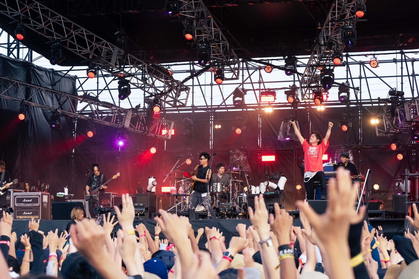 石狩湾を熱狂で包んだ25回目の夜明け、「RISING SUN ROCK FESTIVAL 2025 in EZO」2日間をレポート